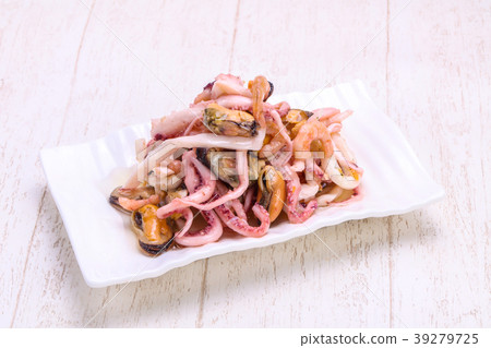 Marinated seafood cocktail 39279725