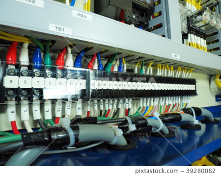 自動控制面板組裝，外部接線端子塊處理 39280082