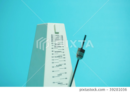 Image of metronome rhythm, music (music), tempo, etc. Light blue background 39281036