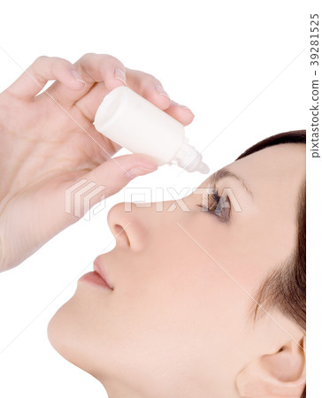 woman dripping eye with eyes drops woman dripping eye with eyes drops 39281525