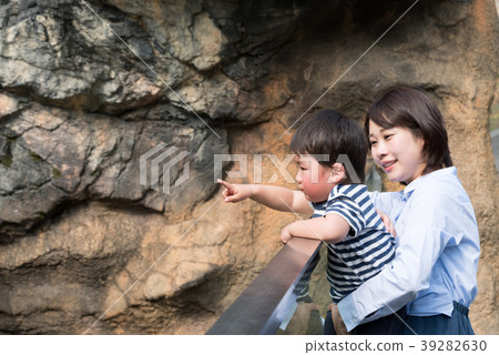 Parents and children enjoying at the zoo 39282630