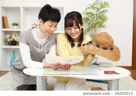 Parents and children looking at travel itinerary 39283013
