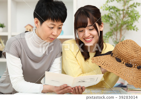 Parents and children looking at travel itinerary 39283014