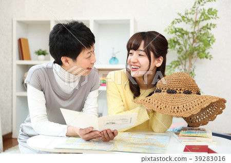 Parents and children looking at travel itinerary 39283016