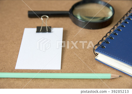 White paper message note with pencil on cork board 39285213