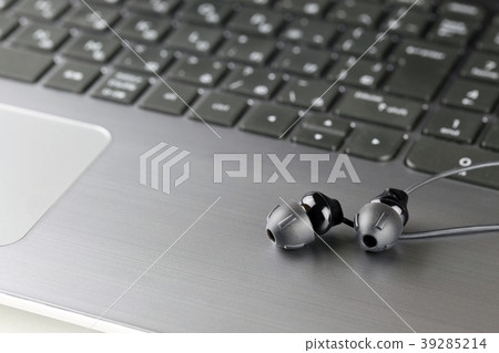 耳機和筆記本電腦 39285214