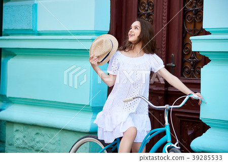 Young woman with retro bicycle in the city street 39285533
