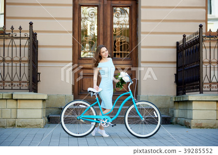 Young woman with retro bicycle in the city street 39285552
