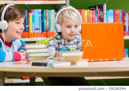 Children in a library listening to audio books 39286264