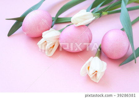 Easter eggs and spring flowers narcissi on pink ba 39286381