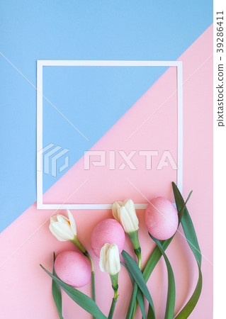 Easter eggs and spring flowers narcissi on pink ba Easter eggs and spring flowers narcissi on pink ba 39286411