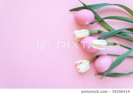 Easter eggs and spring flowers narcissi on pink ba Easter eggs and spring flowers narcissi on pink ba 39286414