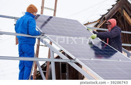 electrician worker installing solar panels 39286743