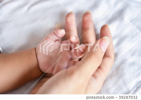 Newborn Concept. Mother and child on a white bed. Mom and baby b Newborn Concept. Mother and child on a white bed. Mom and baby b 39287032