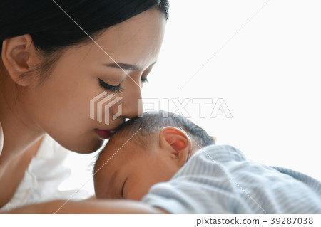 Newborn Concept. Mother and child on a white bed. Mom and baby b Newborn Concept. Mother and child on a white bed. Mom and baby b 39287038