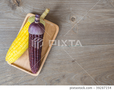 The corn stalks boiled and delicious on the wooden The corn stalks boiled and delicious on the wooden 39287154