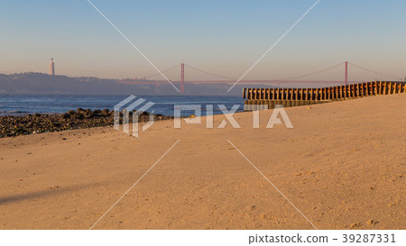 Shore of Lisbon and Ponte 25 de Abril bridge  39287331
