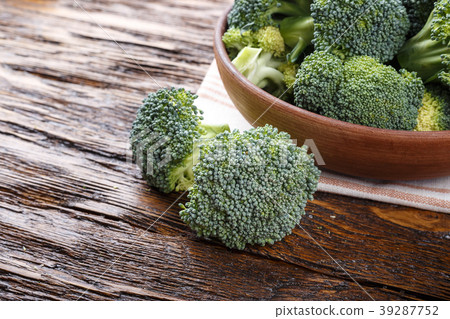 broccoli in a clay plate on a wooden table, 39287752