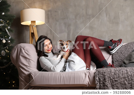 Lady lying on the sofa with a puppy. Photographie Lady lying on the sofa with a puppy. Photographie 39288006