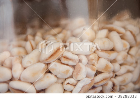 wheat seeds in glass container 39288338