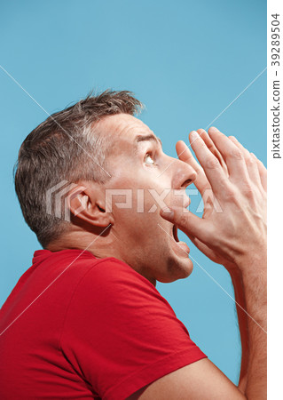 Portrait of the scared man on blue 39289504