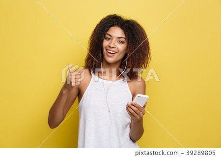 Lifestyle Concept - Portrait of beautiful African Lifestyle Concept - Portrait of beautiful African 39289805