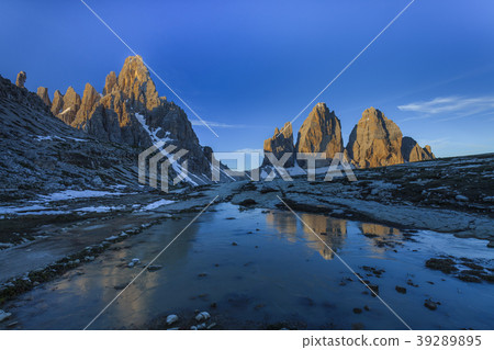 Tre cime di Lavaredo. Dolomite Alps, Italy Tre cime di Lavaredo. Dolomite Alps, Italy 39289895