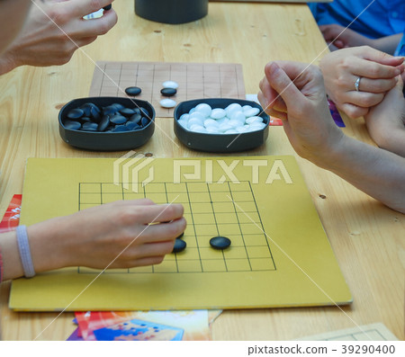 people play checkers Go 39290400