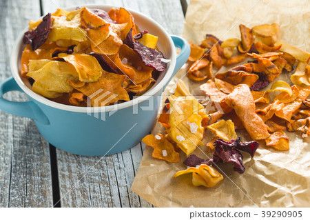 Mixed fried vegetable chips. Mixed fried vegetable chips. 39290905