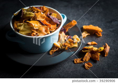 Mixed fried vegetable chips. Mixed fried vegetable chips. 39290906