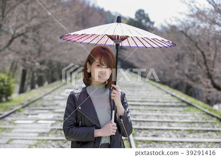 Young woman holding a parasol against the backdrop of a kicking incline in Higashiyama Ward, Kyoto City, Kyoto Prefecture 39291416