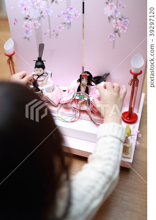 娃娃傀儡(兒童和嬰兒不露面事件活動Hinamatsuri後視圖前散景女孩女孩節日傳統) 娃娃傀儡(兒童和嬰兒不露面事件活動Hinamatsuri後視圖前散景女孩女孩節日傳統) 39297120