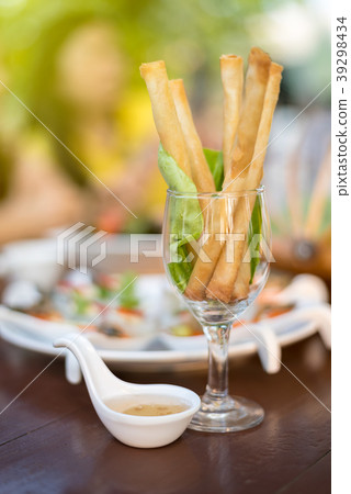 Long rolls in clear glass on wood background Long rolls in clear glass on wood background 39298434
