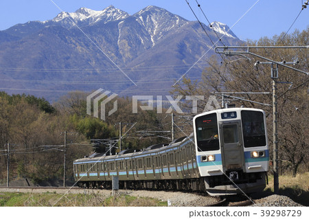 Chuo Main Line 211 series trains going back to Yatsugatake 39298729