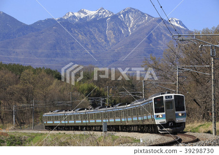 Chuo Main Line 211 series trains going back to Yatsugatake 39298730