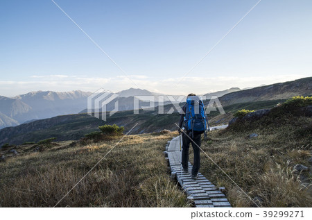 登山者前往五十原 39299271