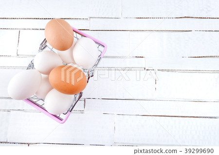 Chicken eggs in metal shopping basket. Chicken eggs in metal shopping basket. 39299690
