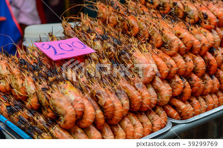 Grilled shrimp at street market 39299769