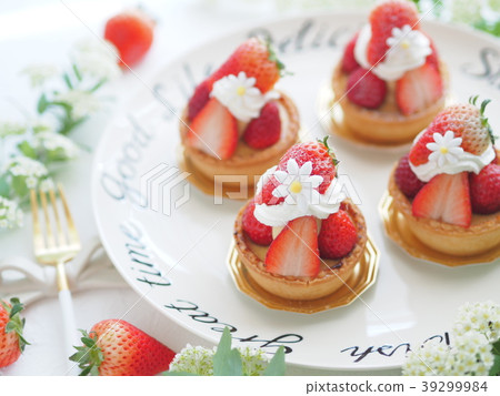 Strawberry tart 39299984