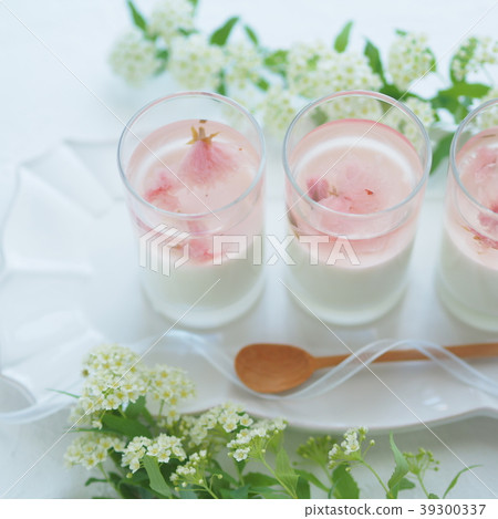 Cherry pudding Cherry pudding 39300337