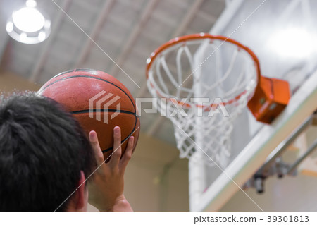 練習籃球射門的青少年 練習籃球射門的青少年 39301813