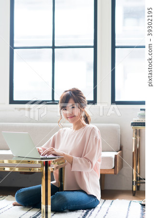 一位年輕女士(個人電腦) 一位年輕女士(個人電腦) 39302195