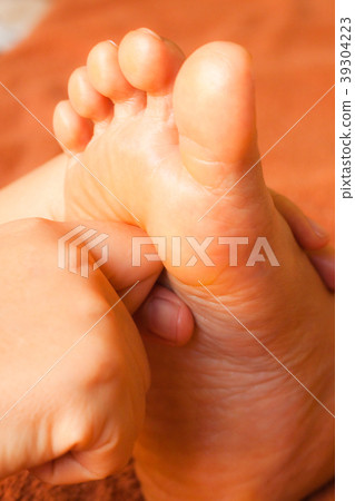 reflexology foot massage, spa foot treatment 39304223