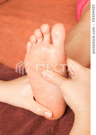 reflexology foot massage, spa foot treatment 39304485
