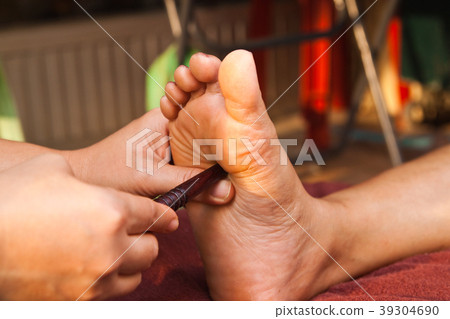 reflexology foot massage, spa foot treatment 39304690