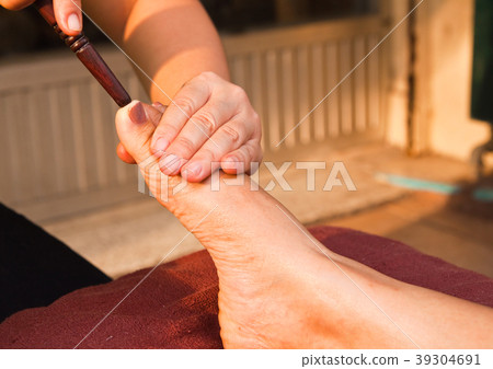 reflexology foot massage, spa foot treatment 39304691
