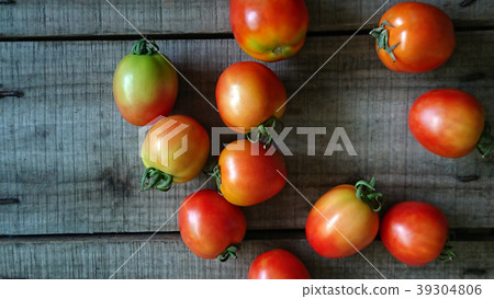 Close-up tomatoes on the table 39304806