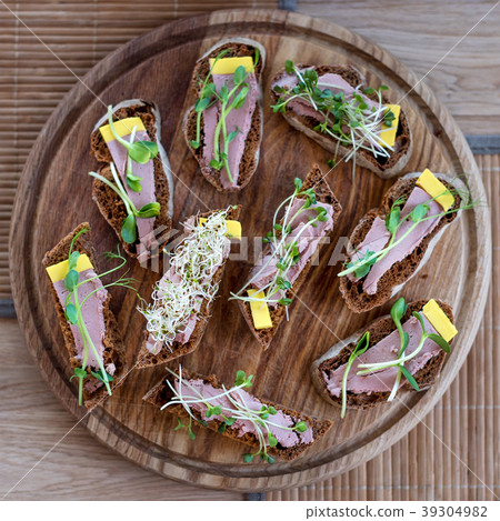 Wholegrain sandwiches with micro greens. Vegan 39304982