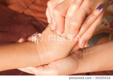 reflexology Hand massage, spa hand treatment reflexology Hand massage, spa hand treatment 39305018