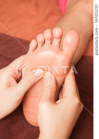 reflexology foot massage, spa foot treatment 39305030